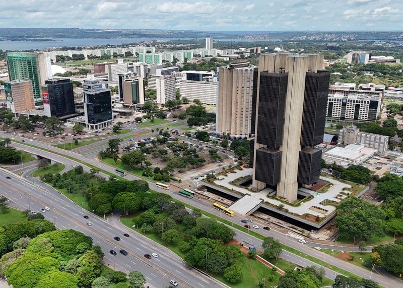 Previsão do tempo em Brasília: semana de céu aberto e chuva no domingo