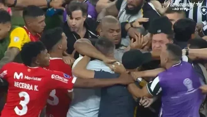 Alex Telles comenta conflito com técnico do Cienciano
