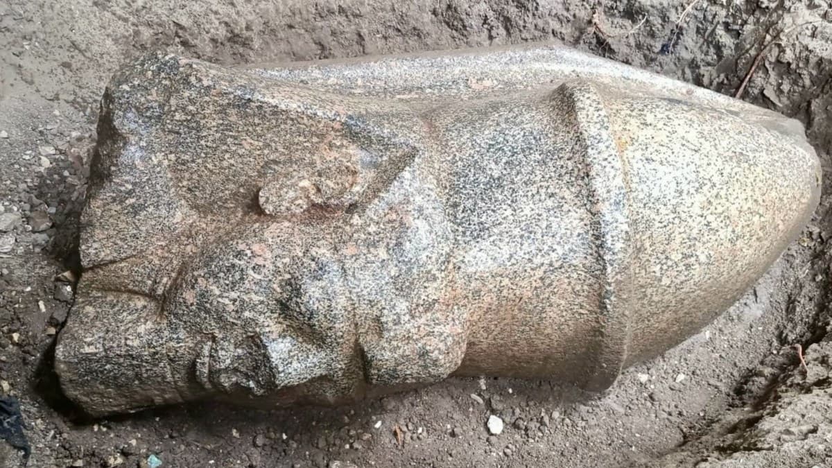 Descoberta de Estátuas do Egito Antigo Inclui Possível Representação de Ramsés II