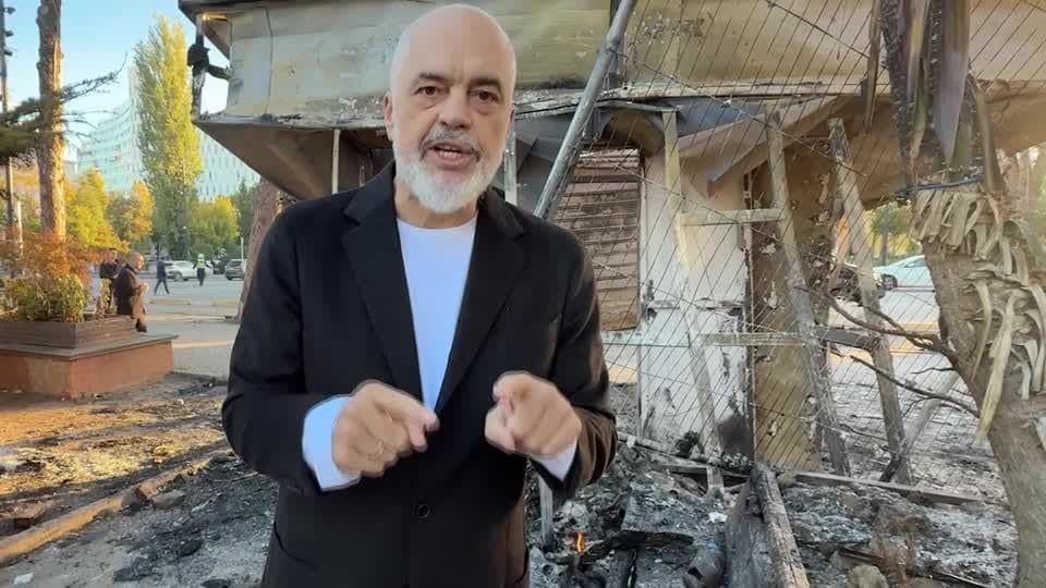 Estudantes protestam na Albânia pedindo renúncia de Edi Rama