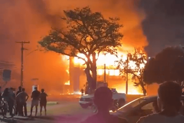 Incêndio atinge prédio da UFPE em Recife e causa danos significativos