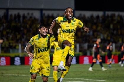 Corinthians sofre primeira derrota com Diniz e volta ao rebaixamento