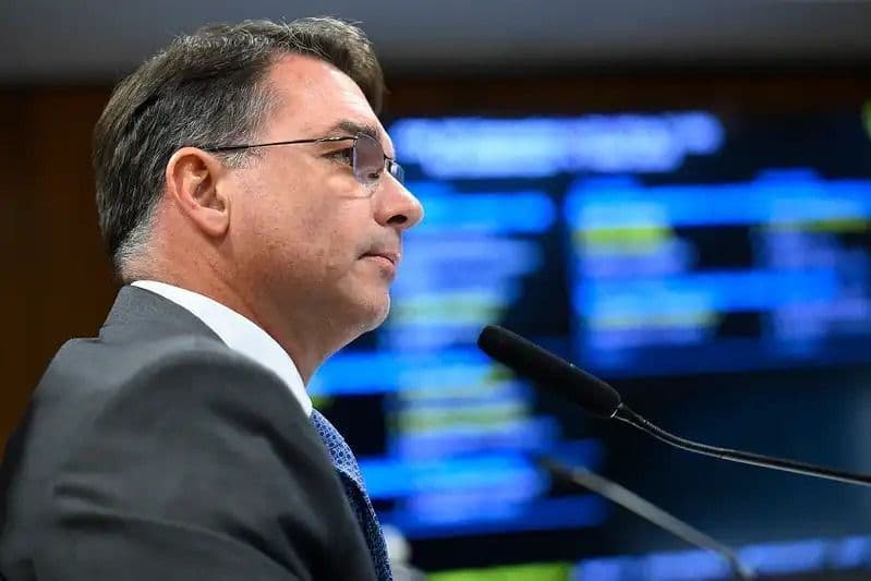 Senador Flávio Bolsonaro é alvo de ofensiva do PT após áudio vazado