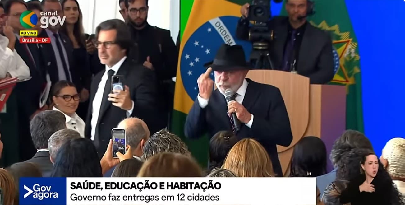 Lula defende direitos do povo com gesto em cerimônia oficial