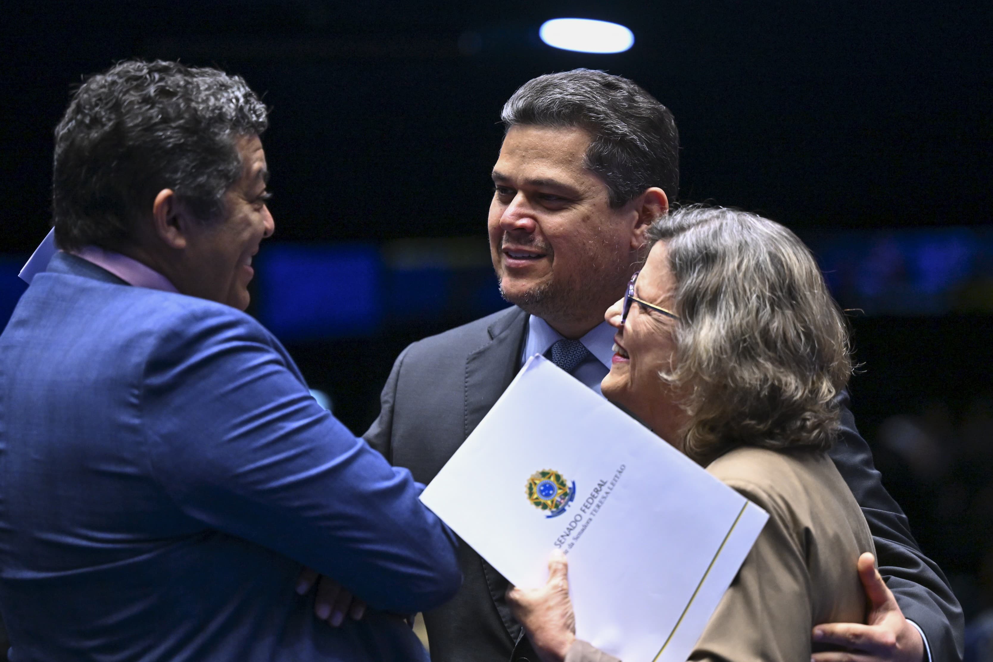 Davi Alcolumbre discute PEC do fim da escala 6x1 com sindicatos