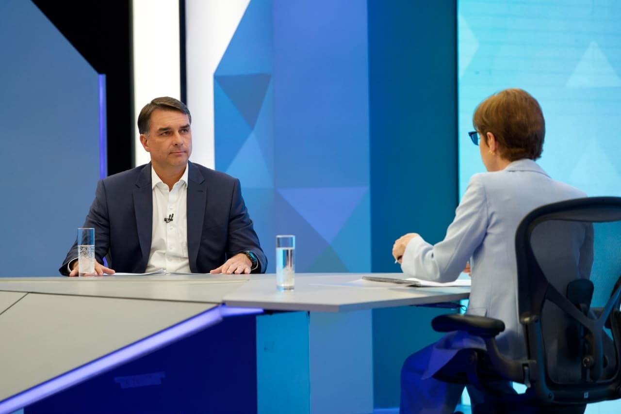 Flávio Bolsonaro descarta nomeações de Jair e Eduardo em governo