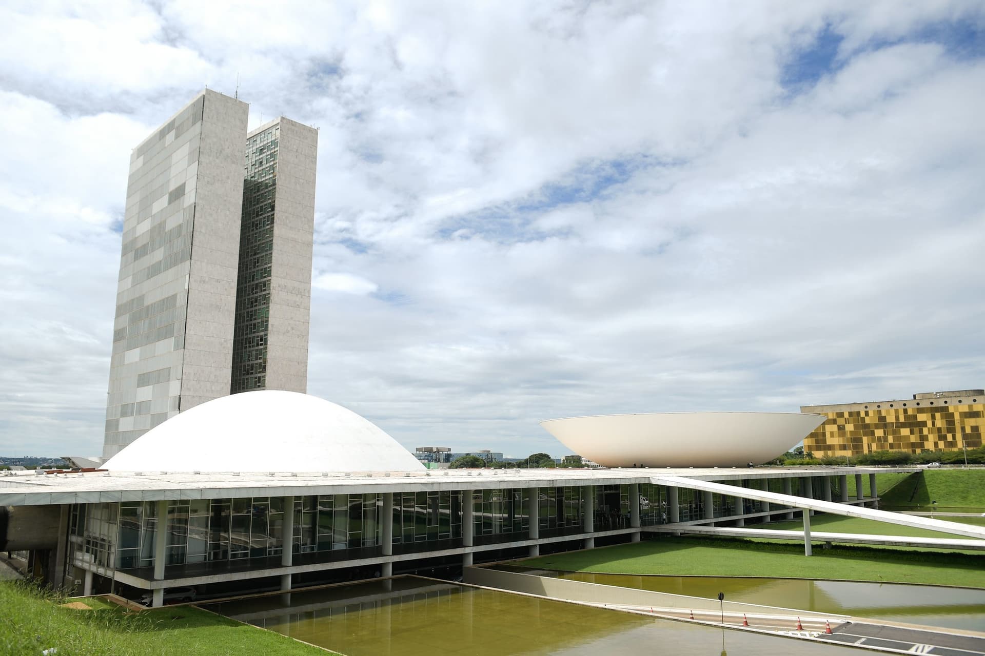 Benedita da Silva e Marcelo Crivella lideram intenção de voto ao Senado no RJ