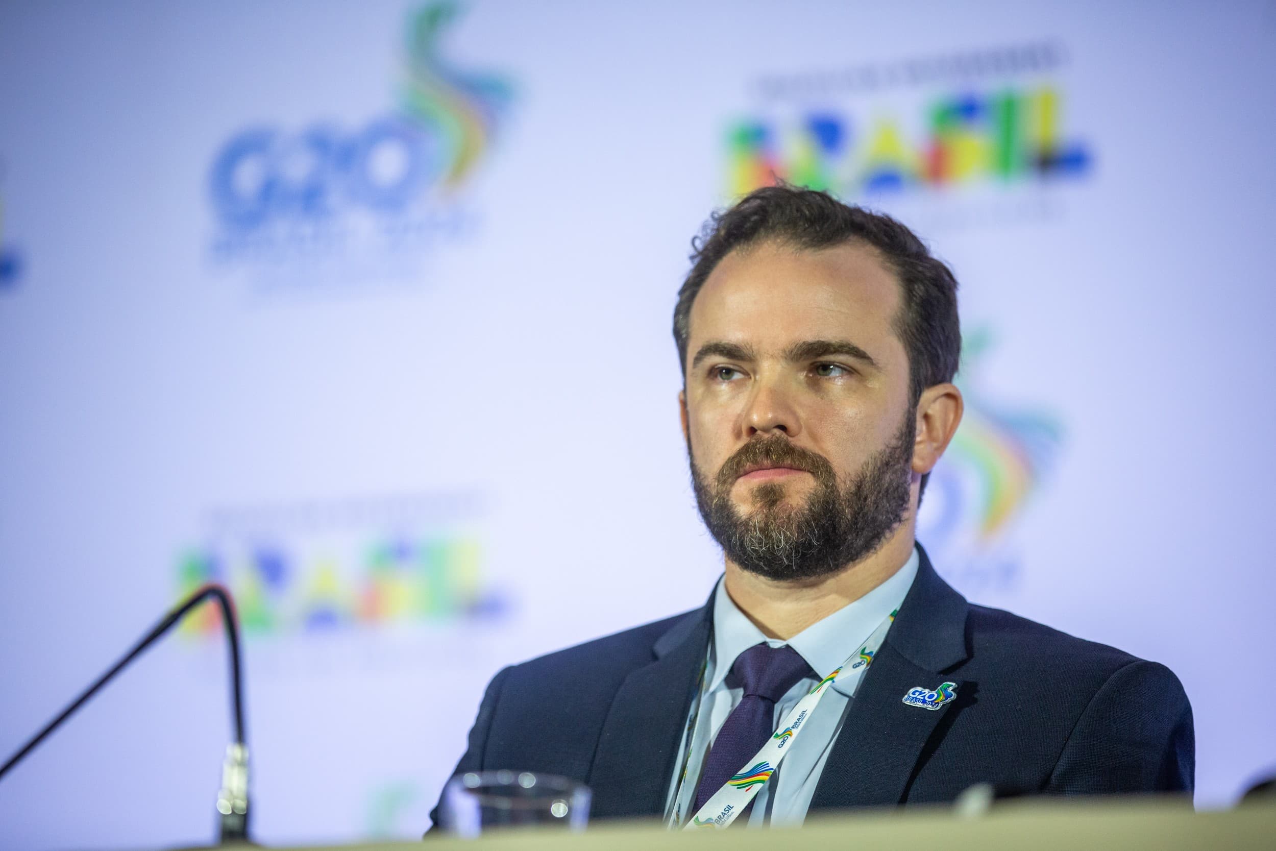 Dario Durigan Assume Ministério da Fazenda Com Desafios Fiscais e Políticos