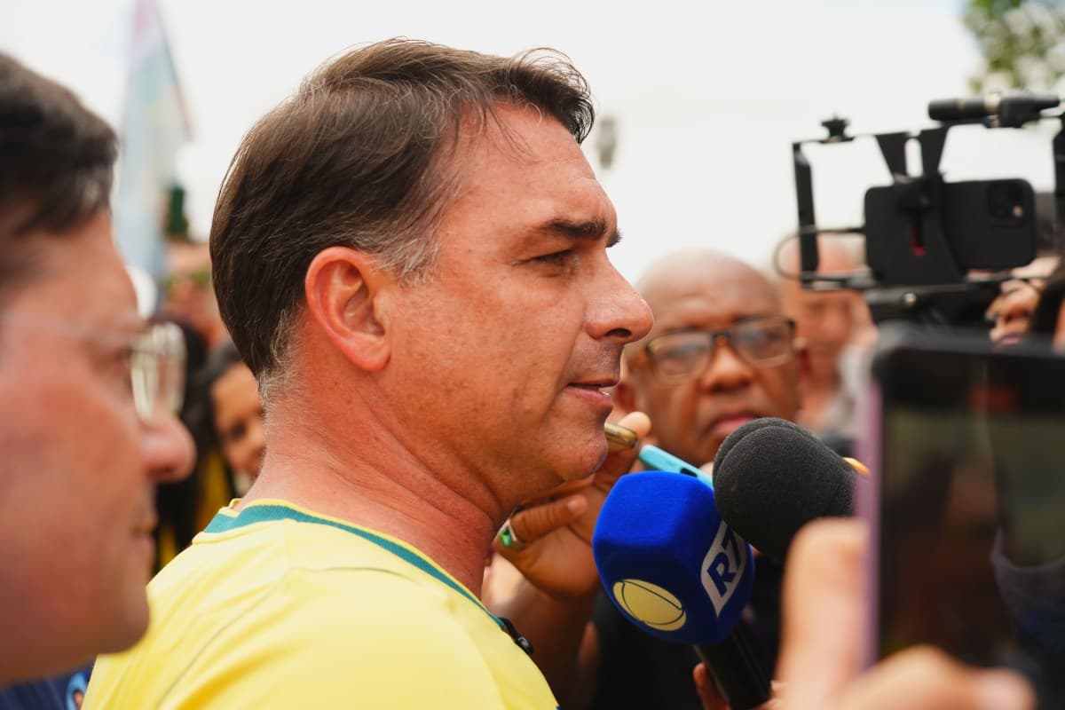 Ministro do TSE mantém publicação do PT sobre Flávio Bolsonaro