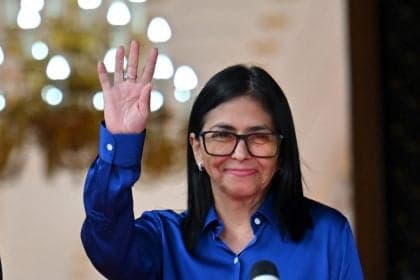 Venezuelana Delcy Rodríguez viaja à Índia em busca de parcerias petrolíferas