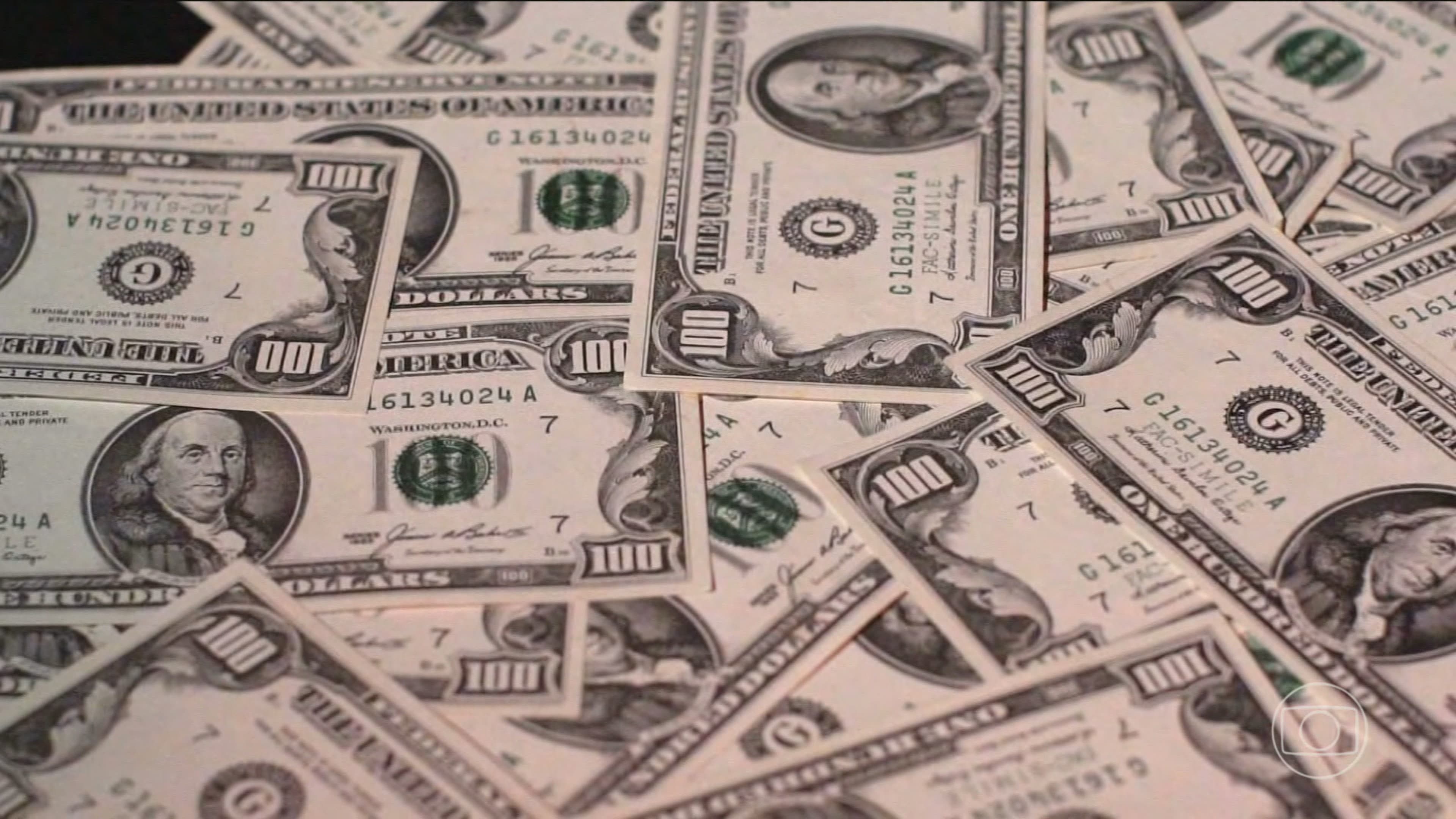 Dólar reage a cenário político e internacional instável