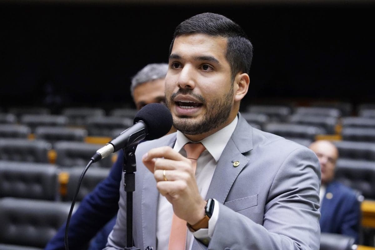 Deputado André Fernandes condenado a indenizar Erika Hilton por danos morais