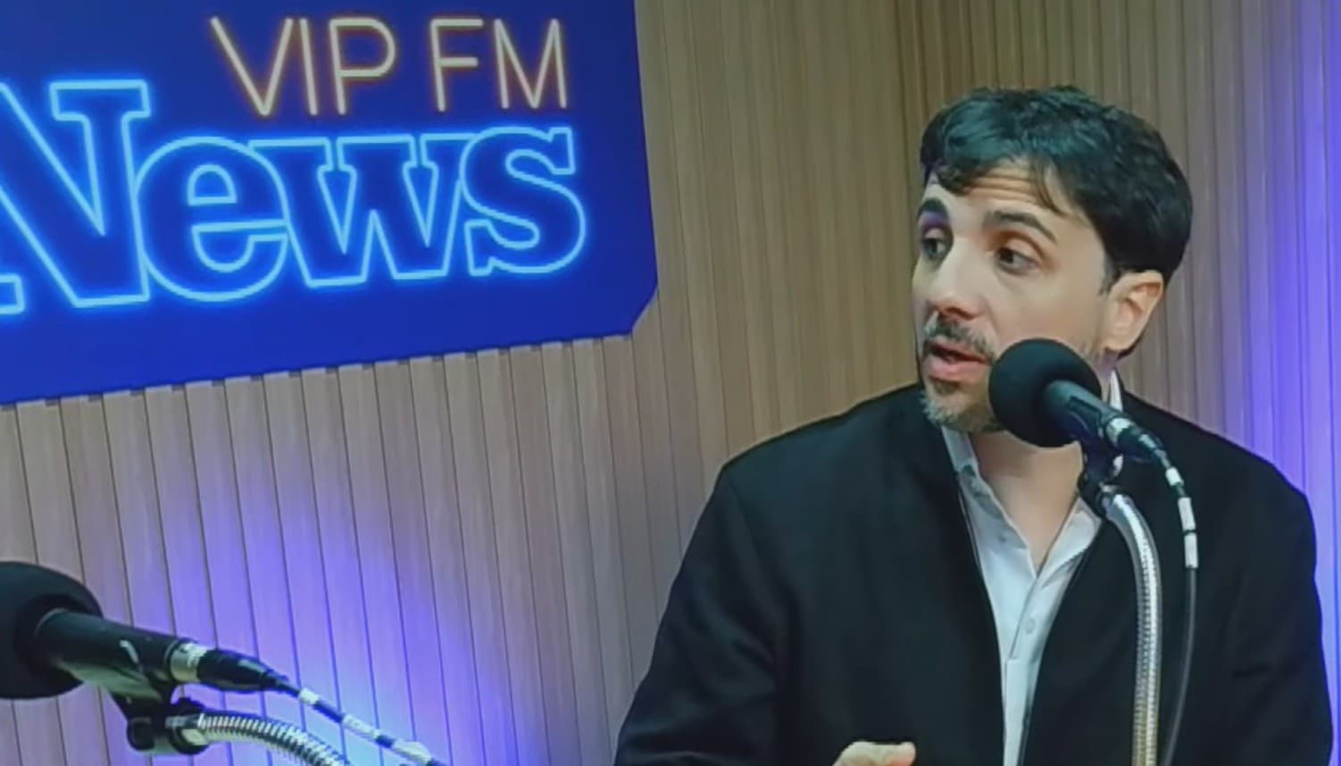 Renan Santos critica Flávio Bolsonaro e apresenta propostas para Brasil