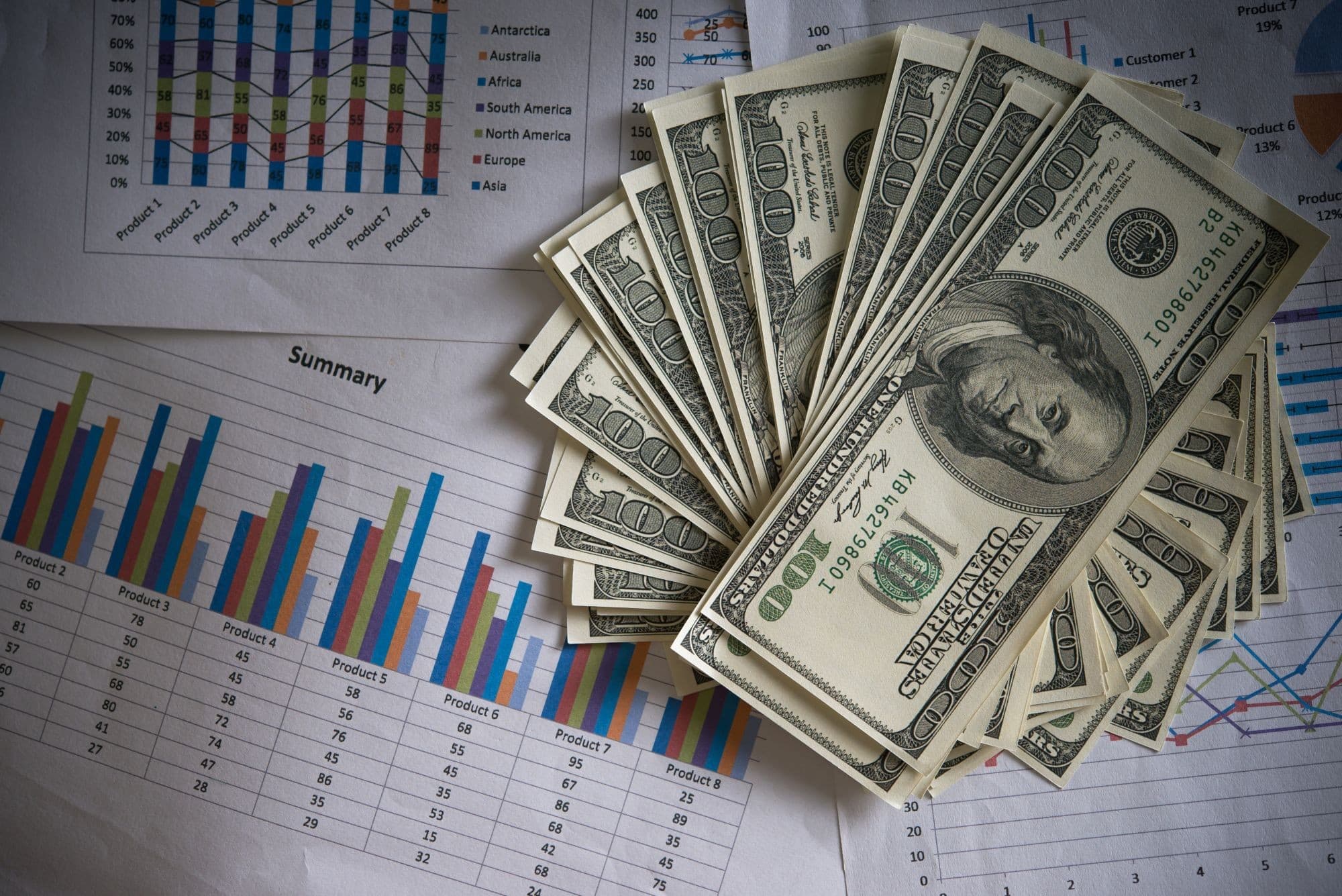 Dólar inicia sessão em queda; tensão no Oriente Médio impacta mercados