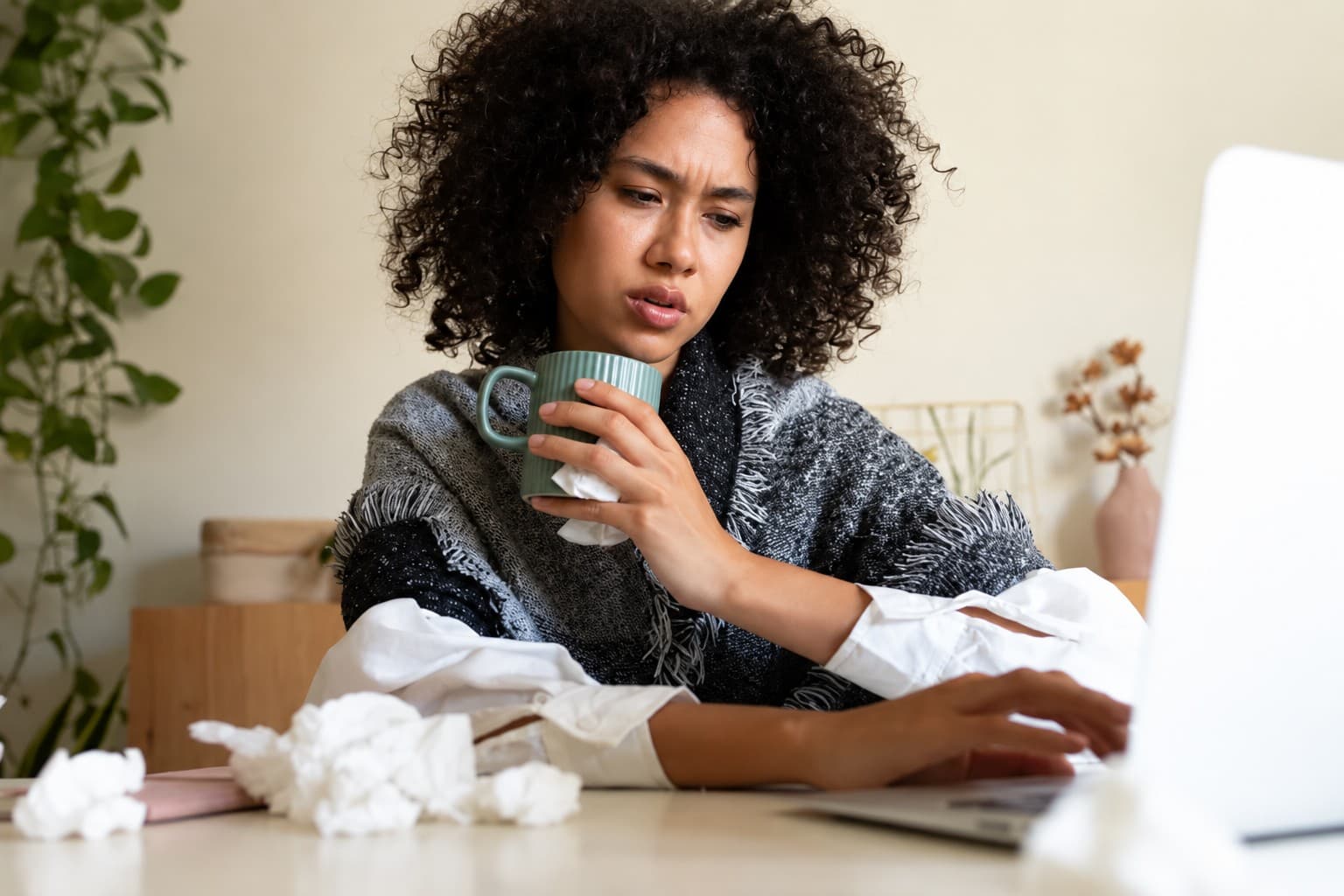 Estudo revela que presenteísmo é comum entre trabalhadores no Reino Unido