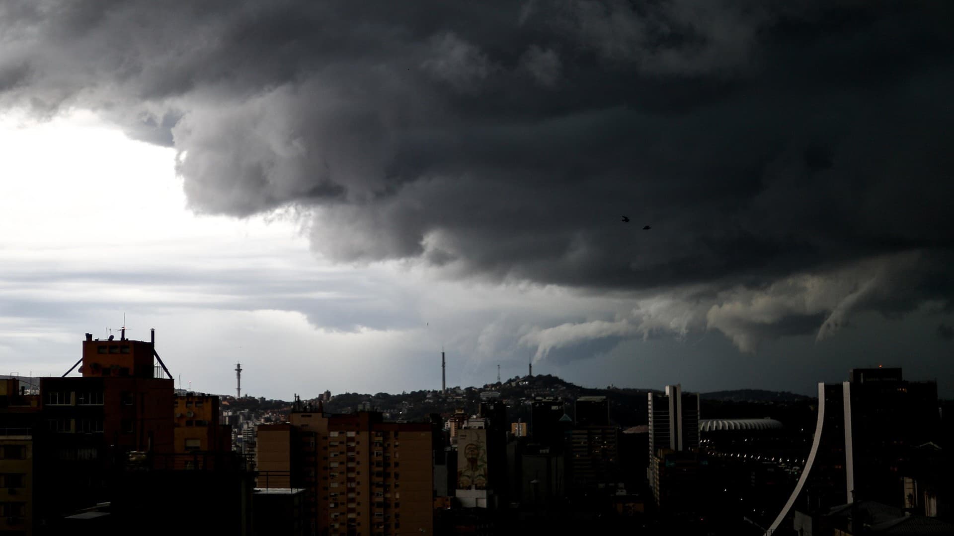 Temporais atingem o RS e chuva forte avança pelo Nordeste