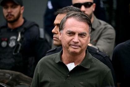 Bolsonaro apresenta melhora em tratamento, mas com restrições