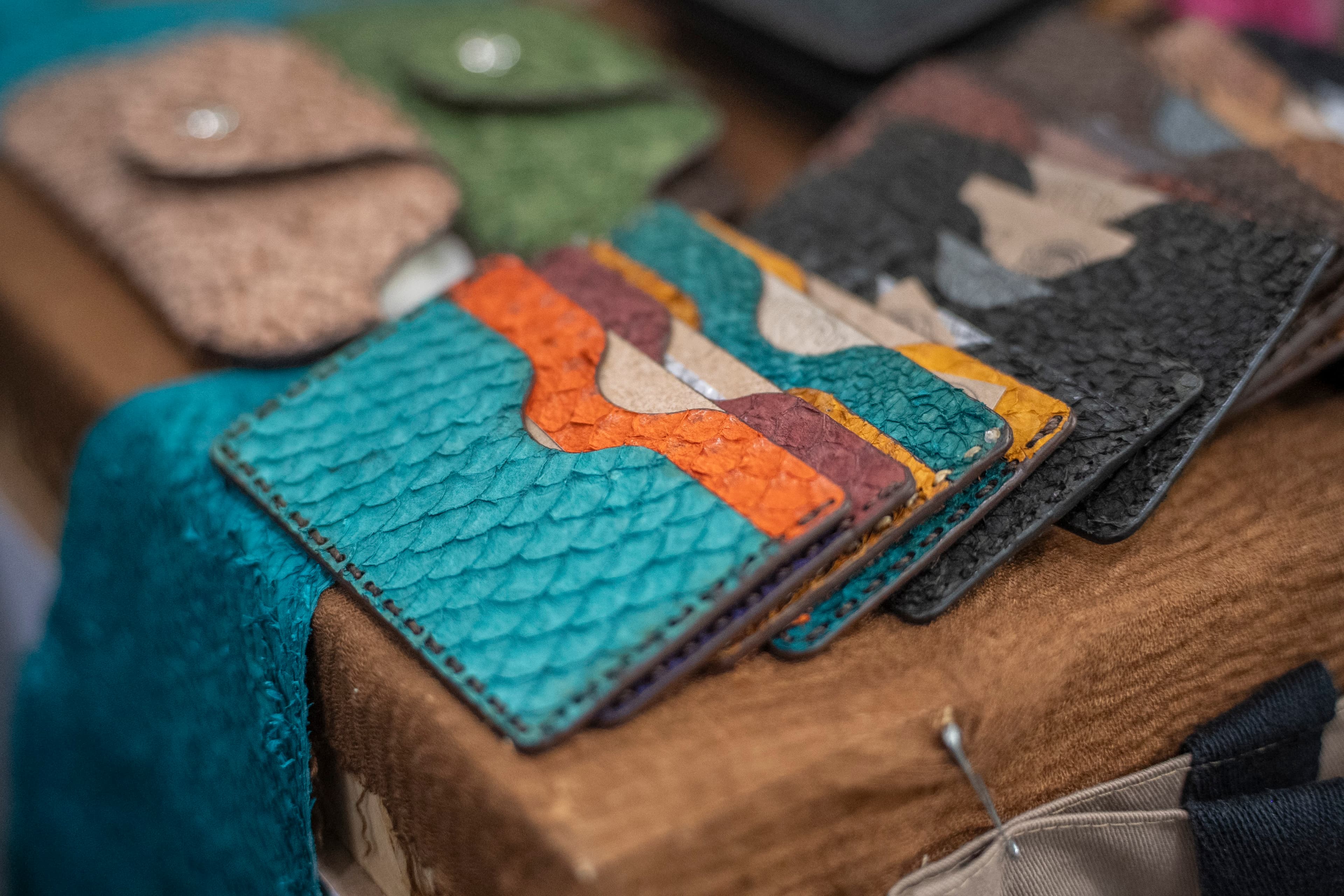 Artesã de Pontal do Paraná apresentará couro de peixe no São Paulo Fashion Week
