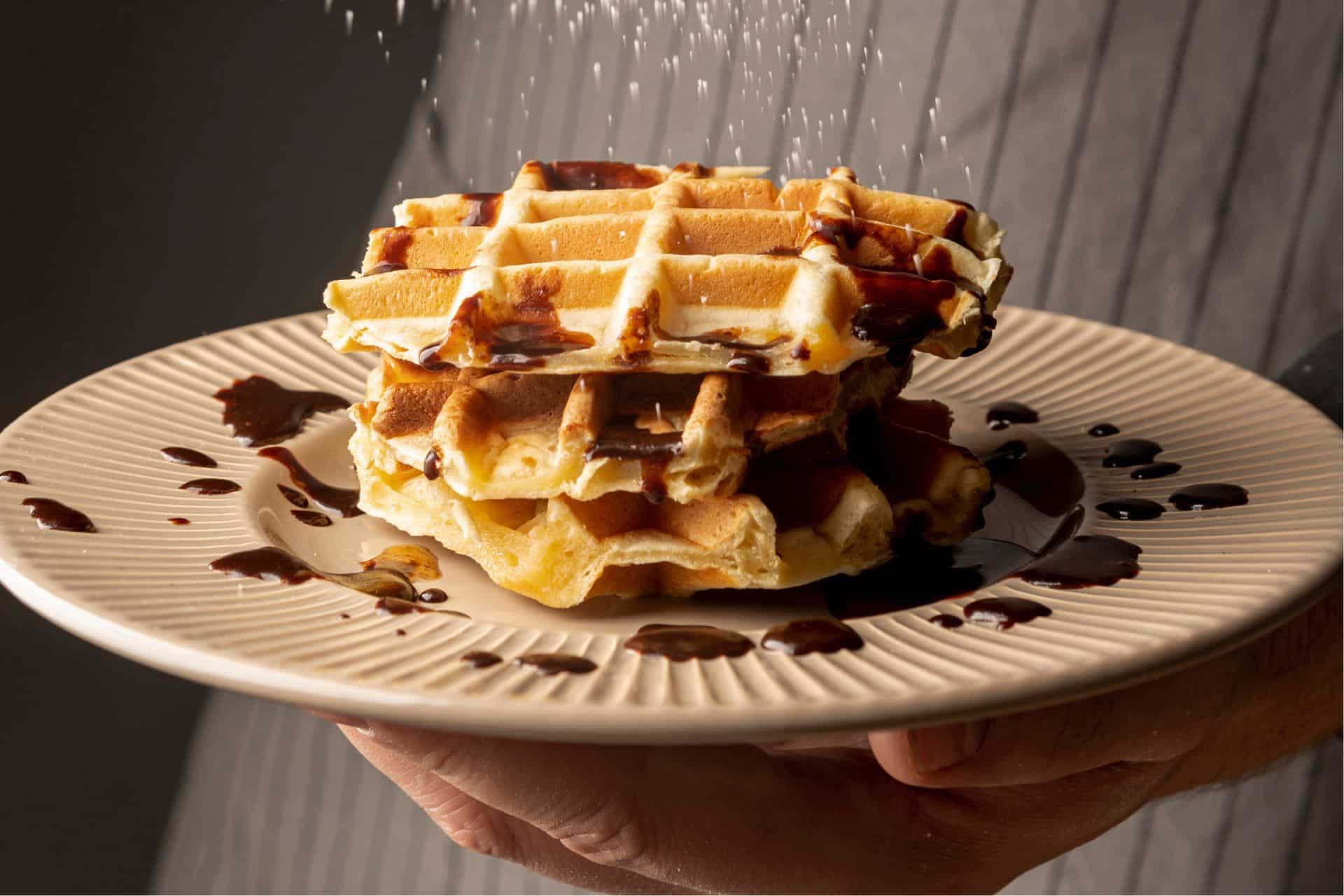 Ninja lança máquina de waffles vertical para otimizar espaço na cozinha