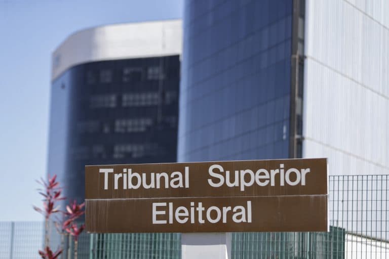 Campanha eleitoral começa no Brasil e candidatos entram oficialmente na disputa pelo voto