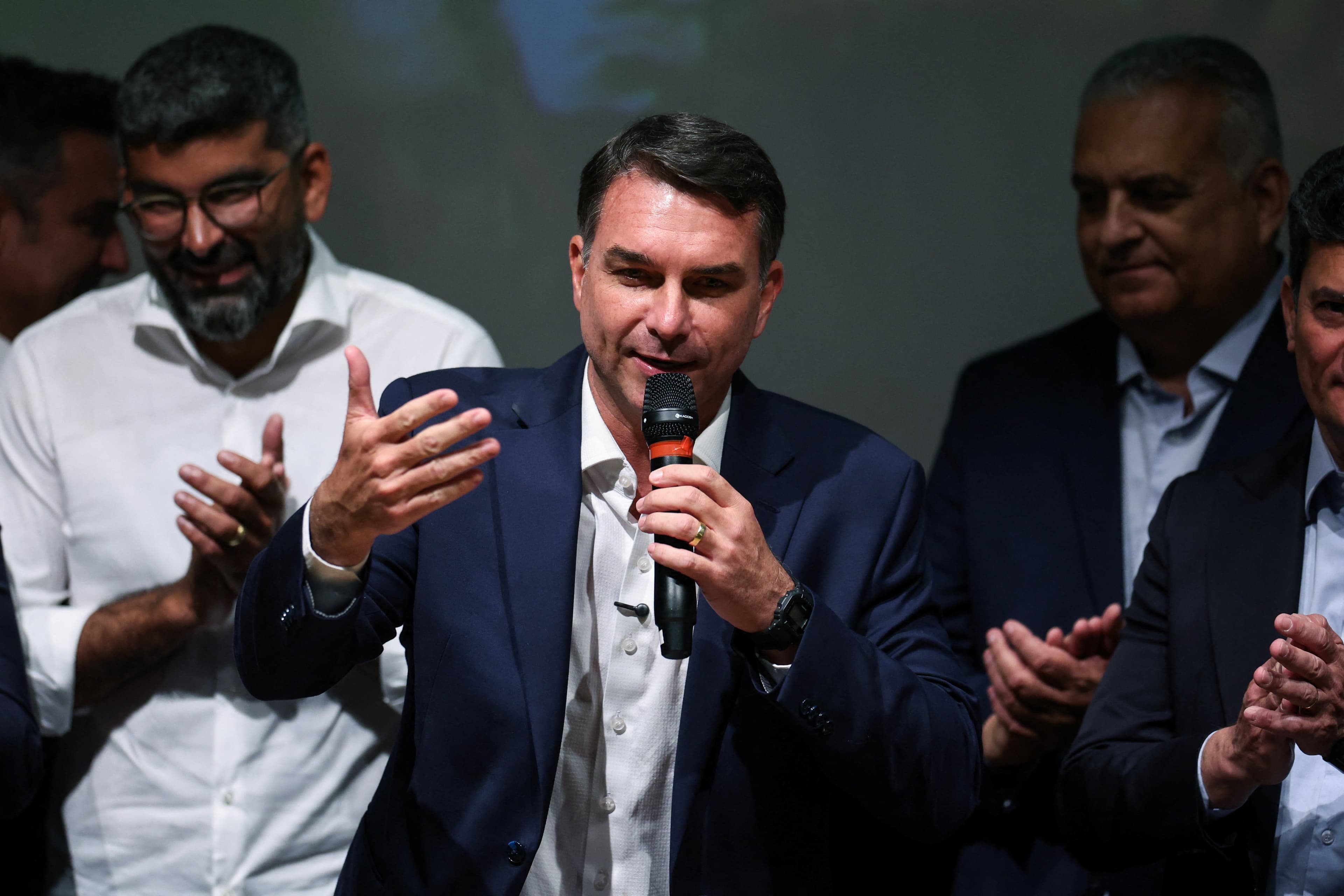 Flávio Bolsonaro busca diálogo com STF em meio a articulações políticas