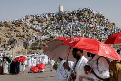 Muçulmanos se reúnem no Monte Arafat em peregrinação sob calor intenso