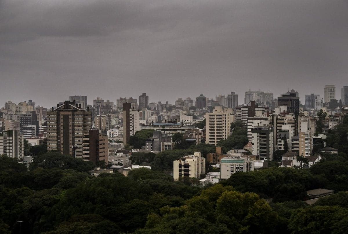 Forte chuva e risco de alagamentos marcam quinta-feira em Porto Alegre