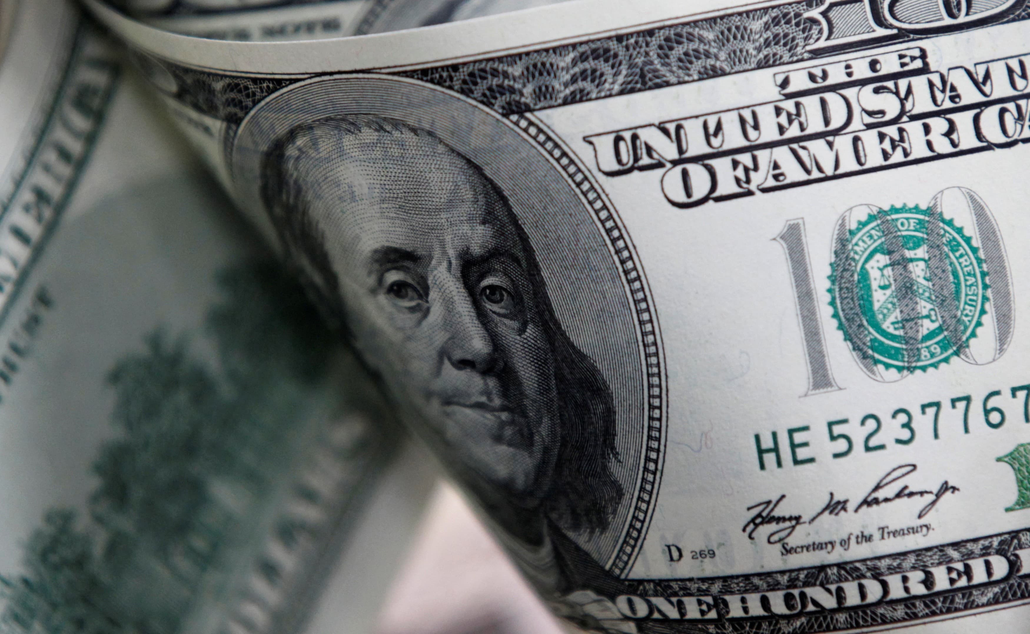Dólar sobe e desce com dados de emprego e petróleo em alta