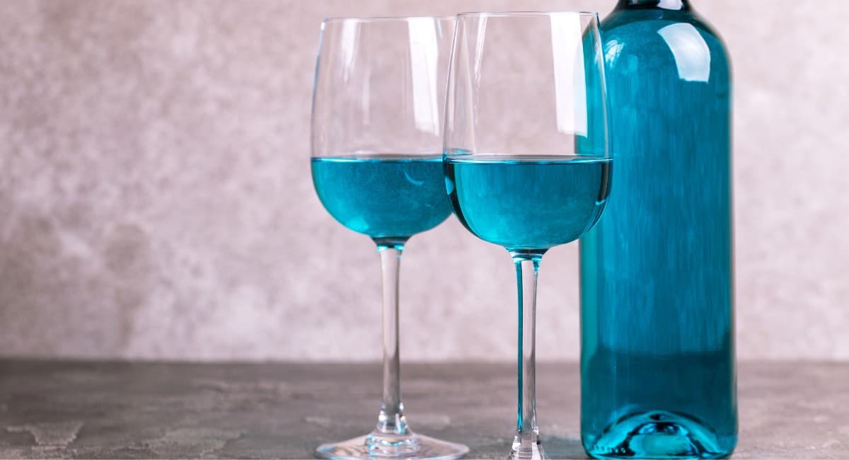Vinho azul conquista mercado, mas enfrenta restrições legais
