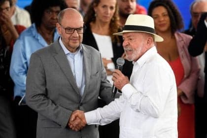 Lula pede combate a milícias ao novo governador do Rio