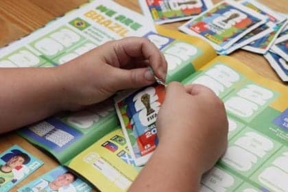 Álbum de figurinhas ensina lições valiosas para crianças