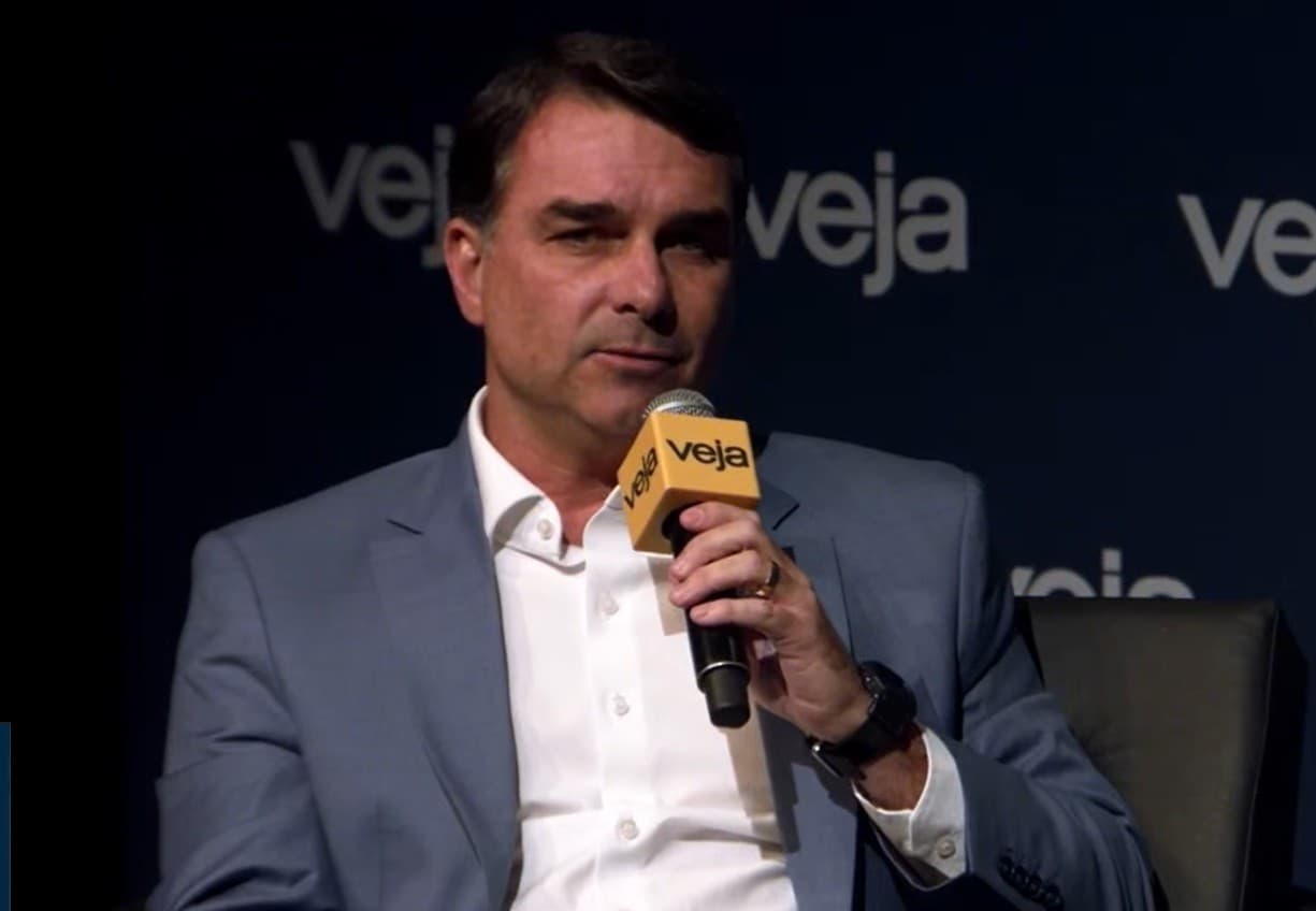 Flávio Bolsonaro defende Bolsa Família como direito adquirido