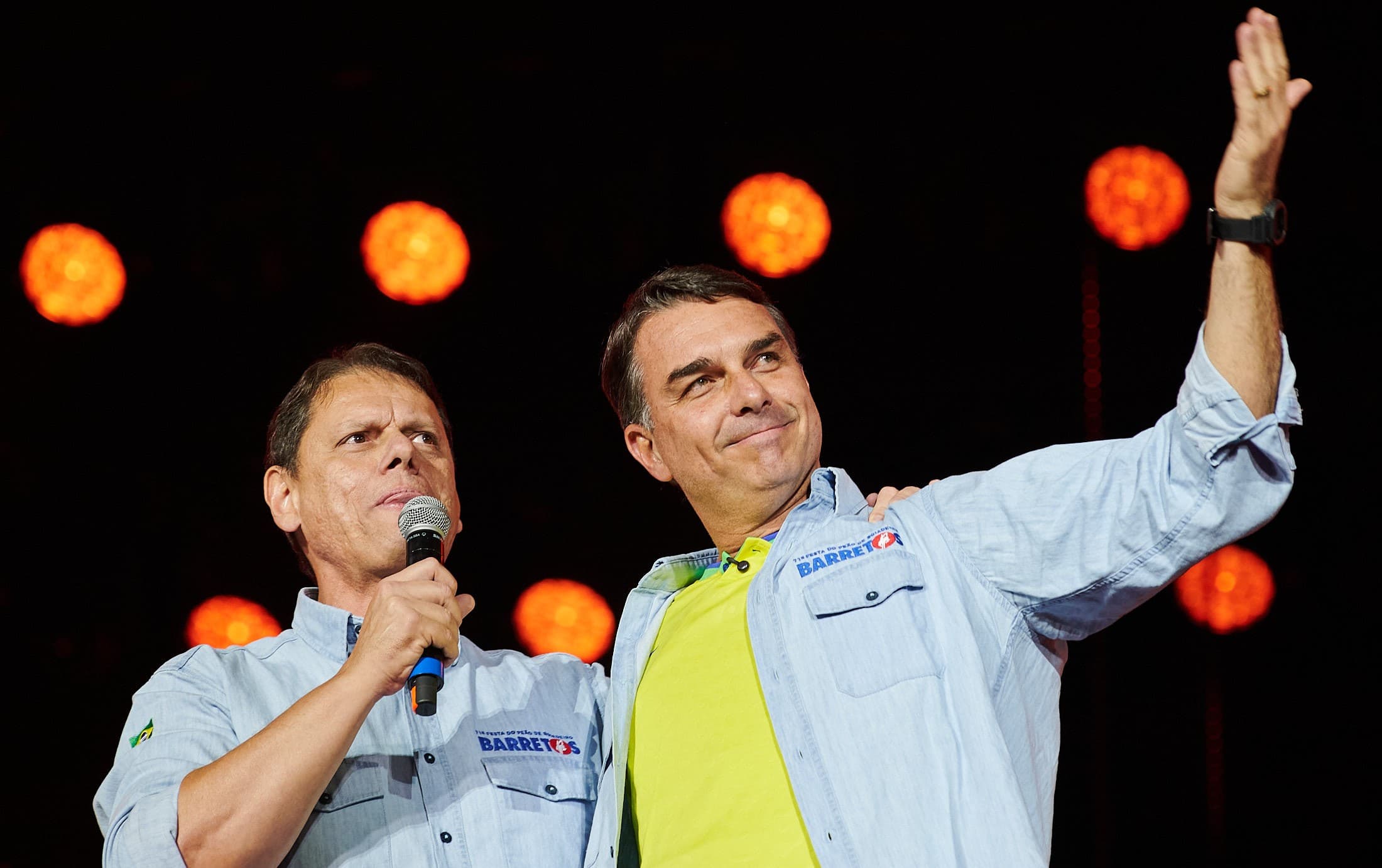 Apoio de Tarcísio de Freitas é crucial para Flávio Bolsonaro no segundo turno