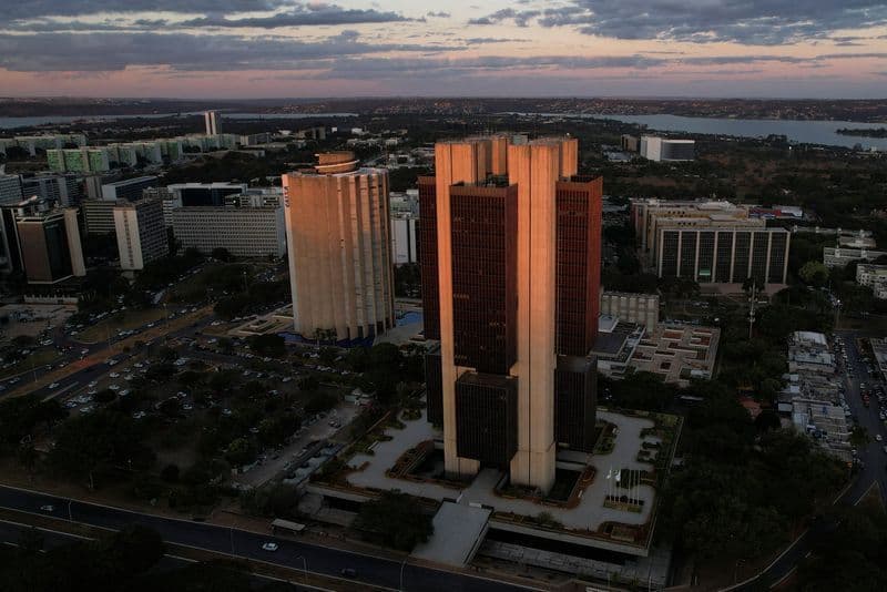 Inflação atinge 4,89% e Copom reafirma cautela na política monetária