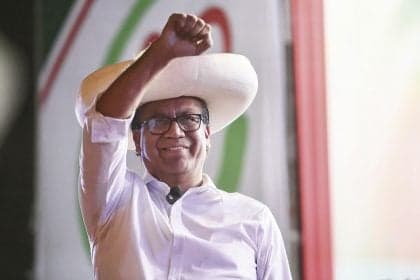 Peruanos aguardam resultado de eleição presidencial acirrada