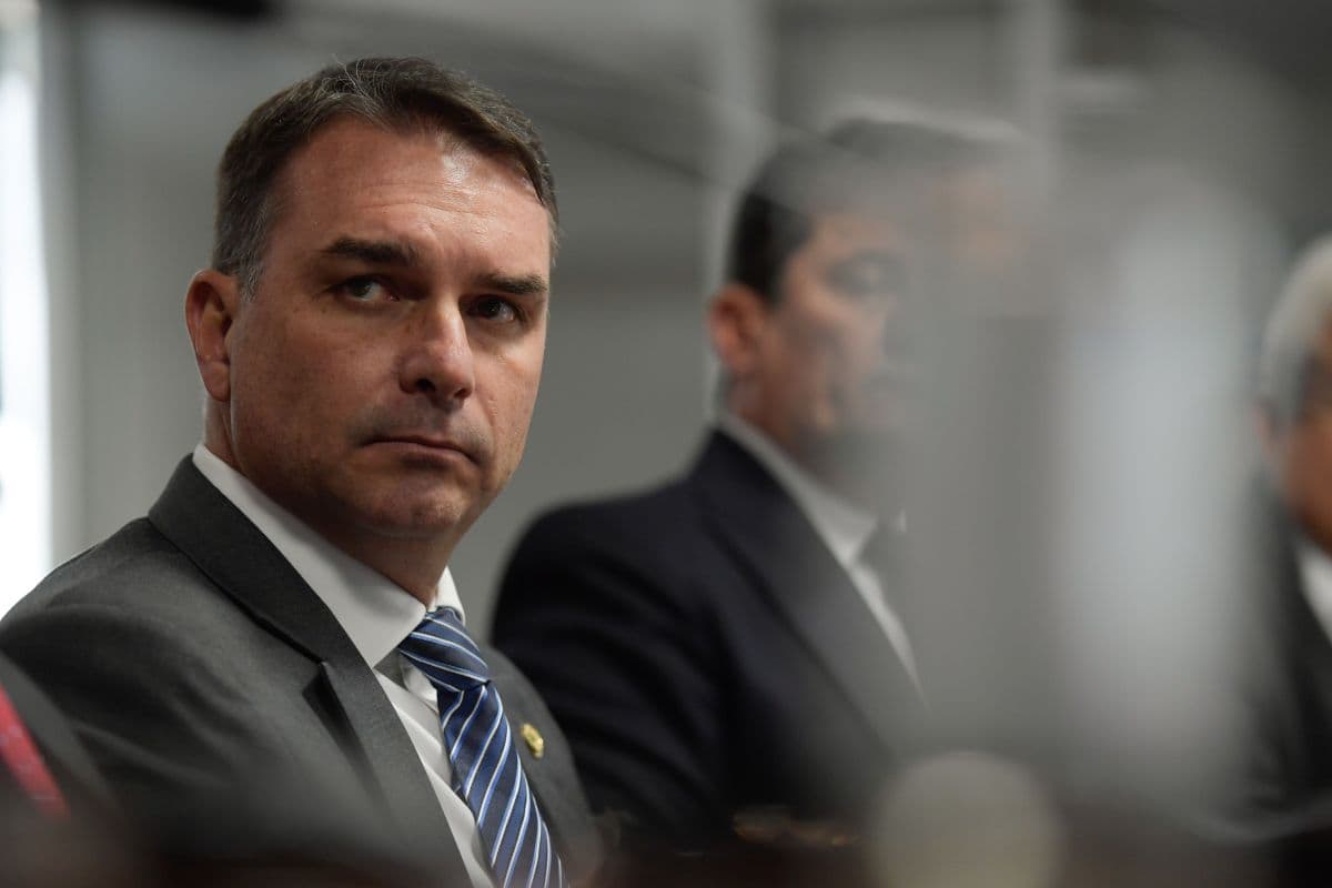 Defesa de Flávio Bolsonaro critica decisão de Moraes e pede revisão