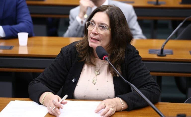 Bia Kicis propõe suspensão do aumento do etanol na gasolina