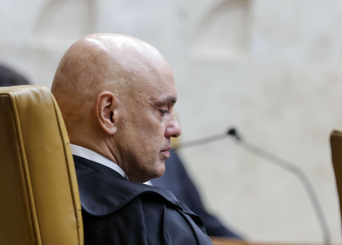 Ministro Alexandre de Moraes é alvo de pedido de afastamento no STF