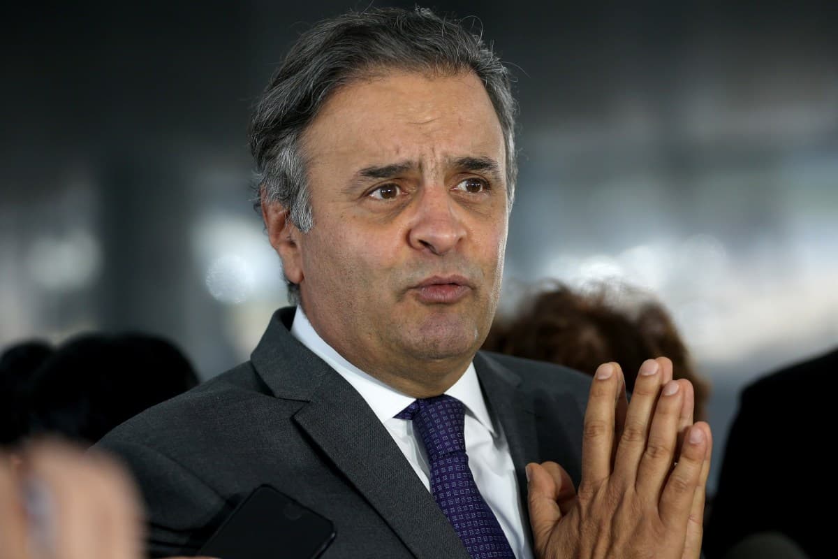 Aécio Neves descarta candidatura à presidência e busca aliança política