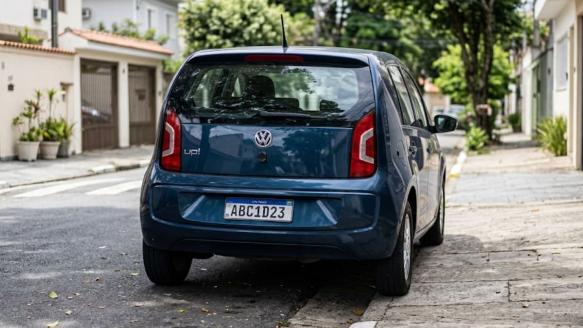 Estacionar sobre calçada é infração grave e gera multa