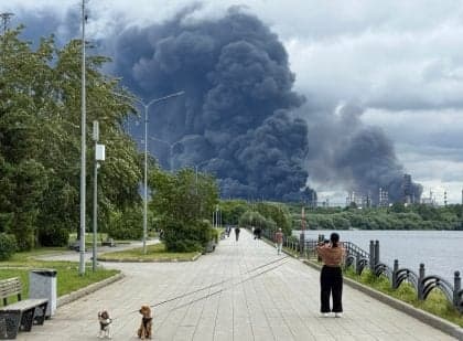 Ucrânia realiza ataque com drones em Moscou, causando incêndios e atrasos