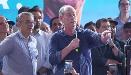 Ciro Gomes confunde gesto de apoiador durante evento no Ceará