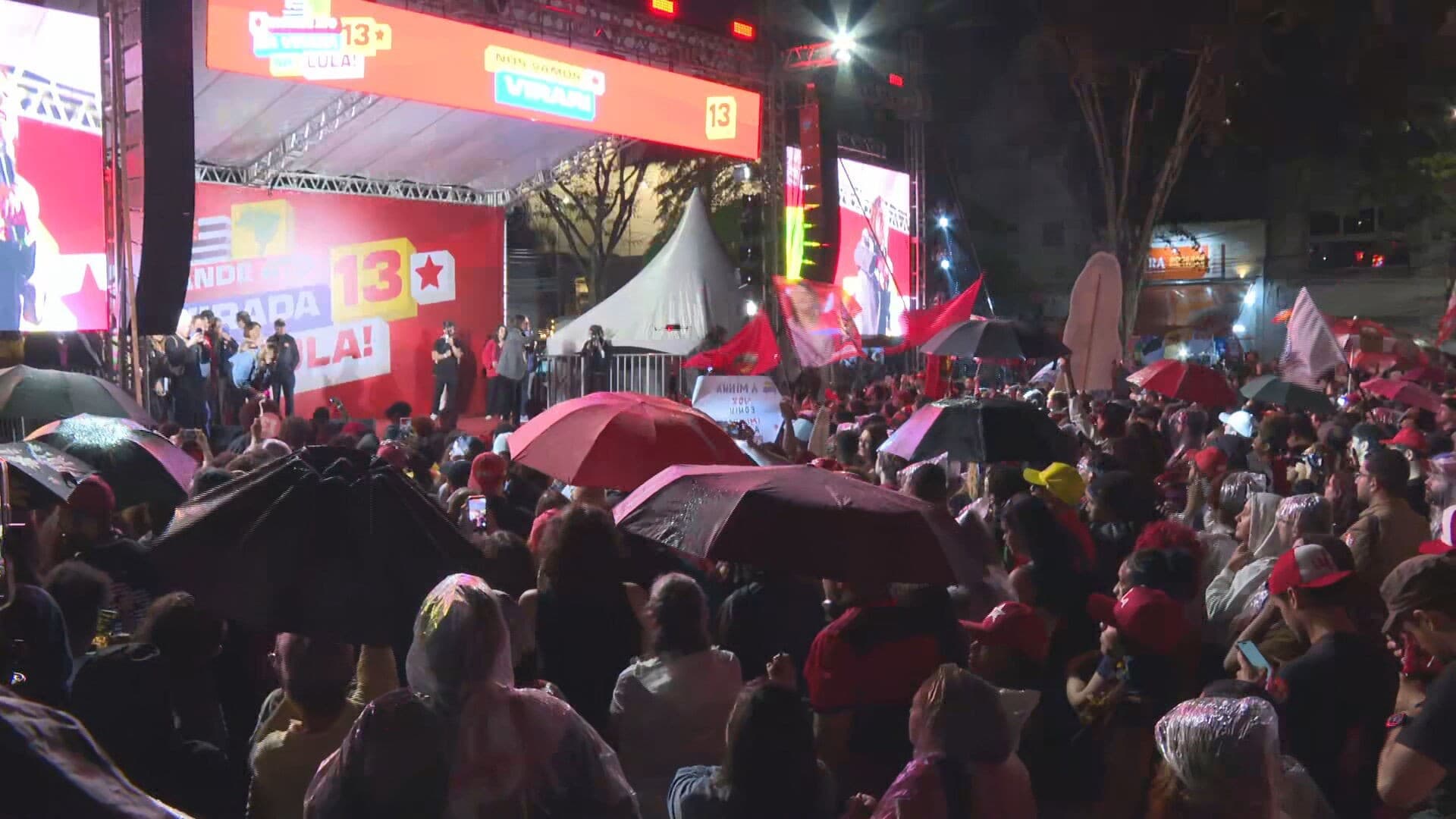 Apoiadores de Lula realizam ato no Largo da Batata em São Paulo