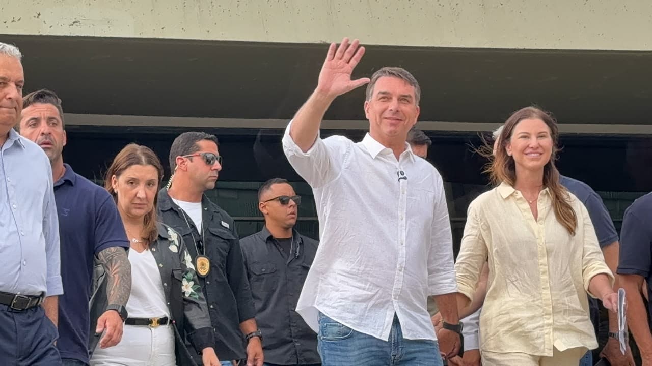 Flávio Bolsonaro celebra liberação de visitas ao pai em dia de Nossa Senhora Aparecida