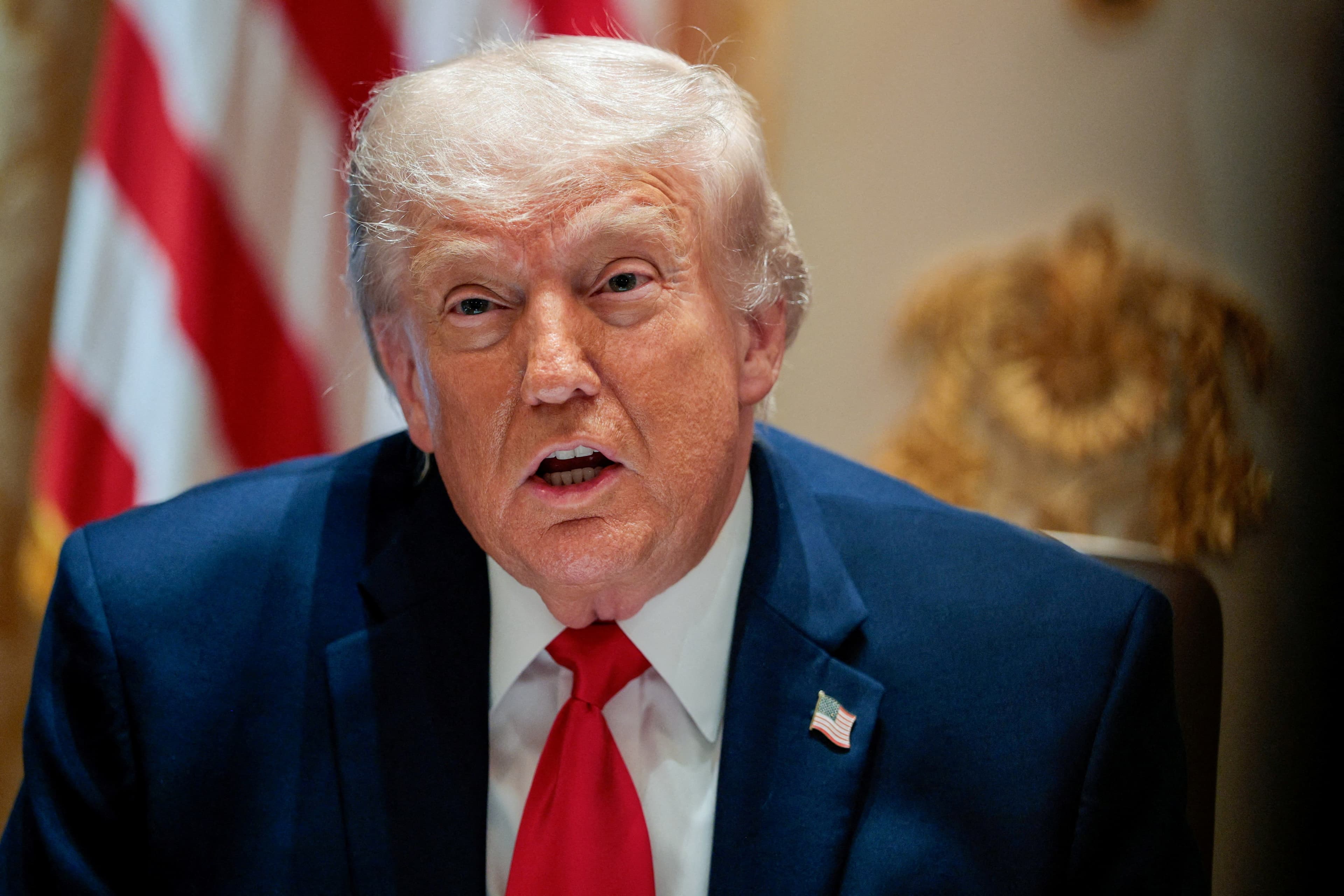 Trump assina decreto sobre IA para monitorar segurança digital