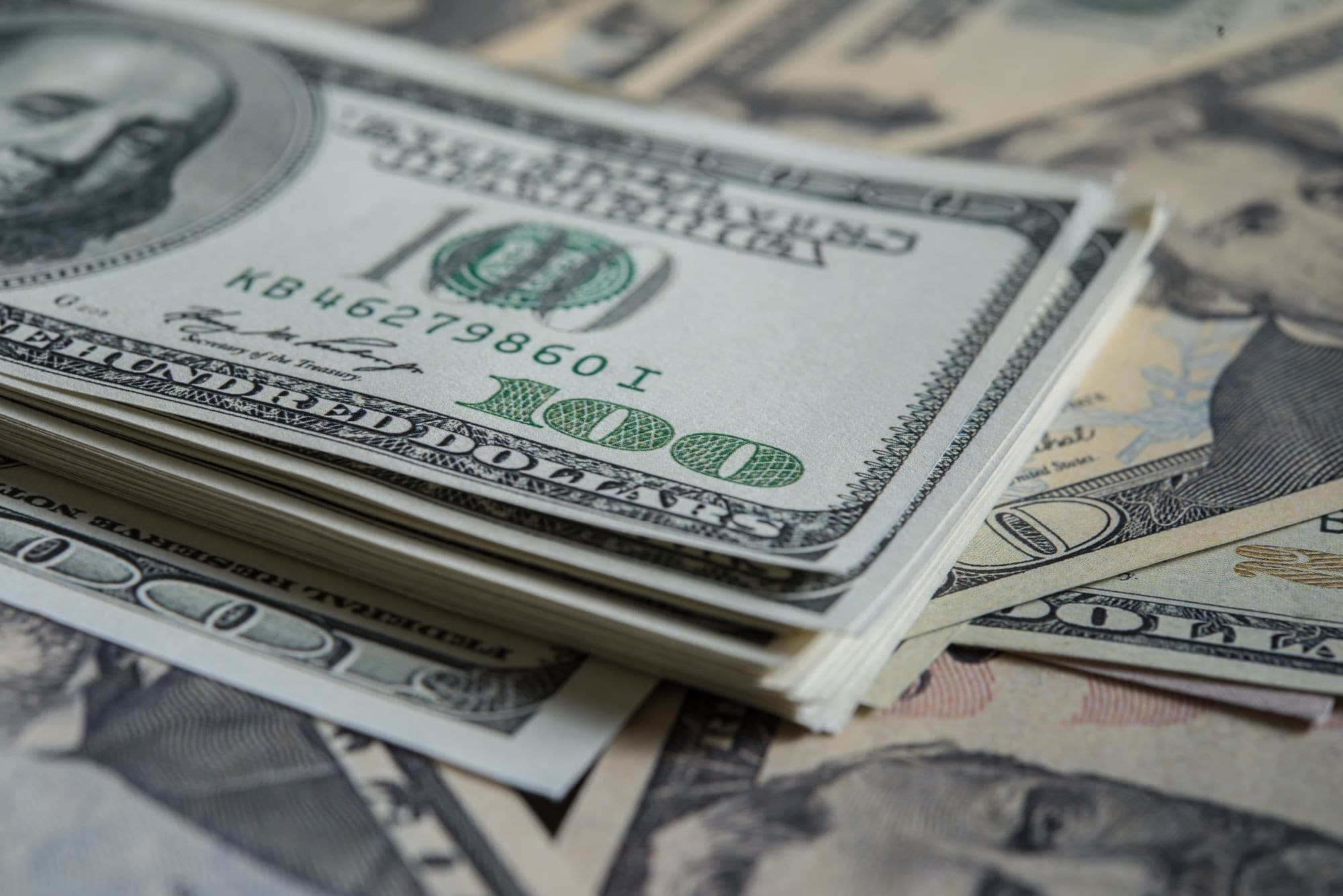 Dólar recua com alívio nas tensões entre Irã e EUA