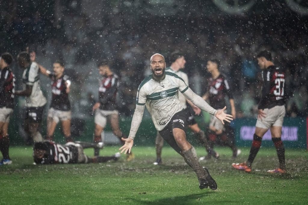 Coritiba e Athletico ficam no empate em 3 a 3 em jogo marcado pela chuva