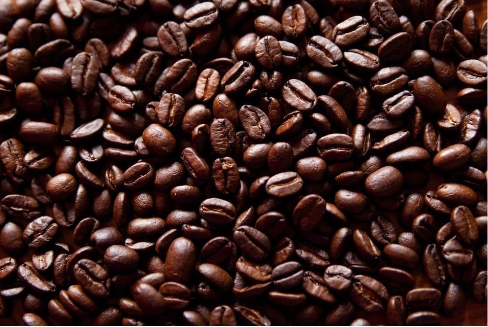 Café fecha em leve baixa após alta impulsionada por geadas