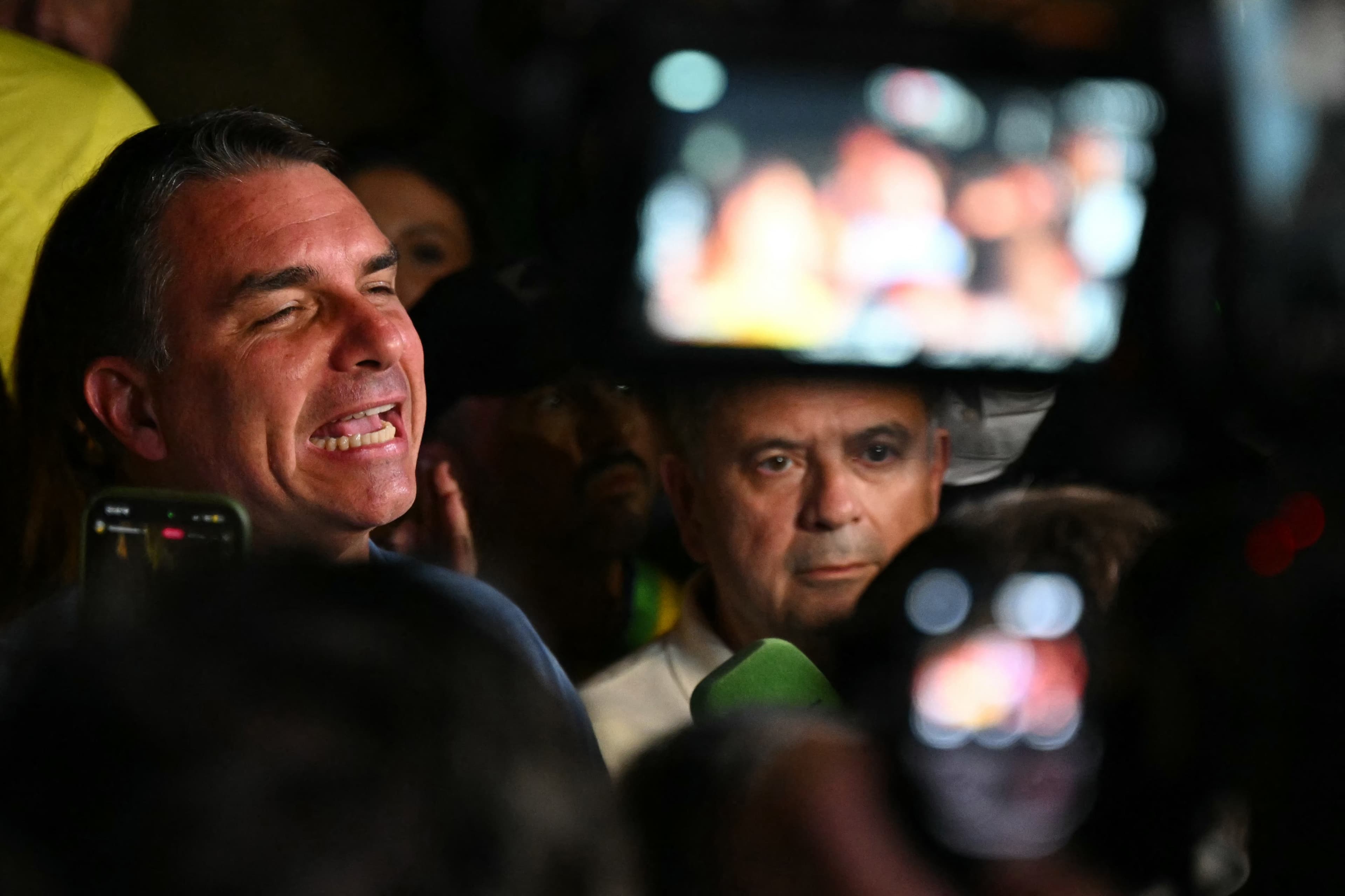 Flávio Bolsonaro lidera1º turno e ativos brasileiros disparam na Ásia