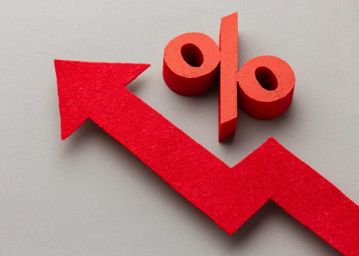 Heurística da disponibilidade molda percepção econômica no Brasil